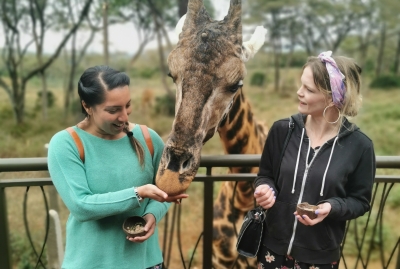 Khaleda and Hannah with a giraffe